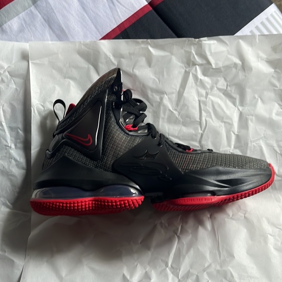 Lebron XIX (GS) Boys Basketball shoes - Picture 2 of 9